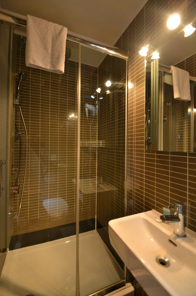 undefined Hyde Park Suites - Apartments 6