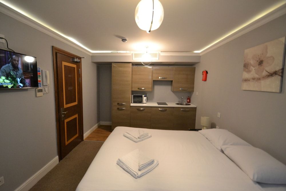 undefined Hyde Park Suites - Apartments 2