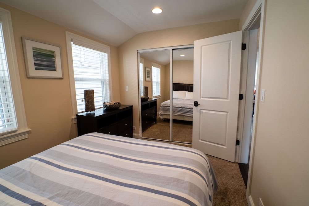 Roscoe Village Guesthouse Standard Apartment, Private Bathroom (Hamilton #2) 15