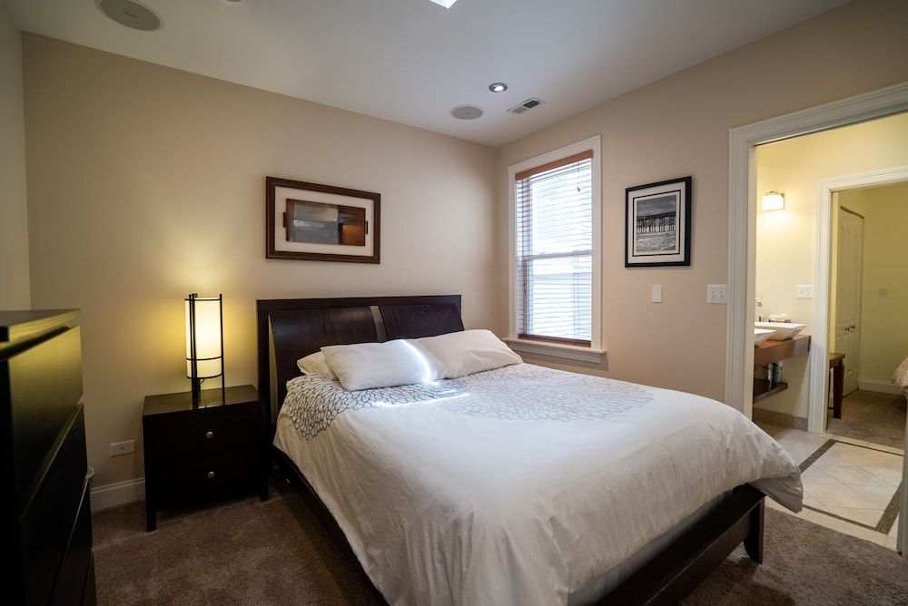 Roscoe Village Guesthouse Standard Apartment, Ensuite (Village North #2 ) 4