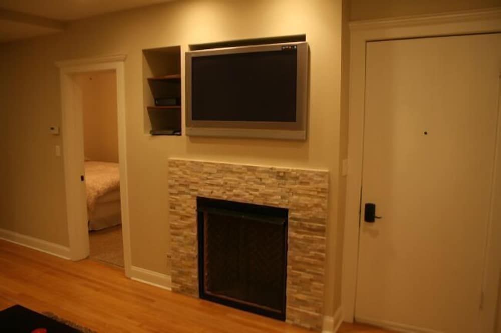 Roscoe Village Guesthouse Standard Apartment, Private Bathroom (Hamlin Park #1)