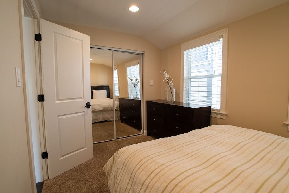 Roscoe Village Guesthouse Standard Apartment, Private Bathroom (Hamilton #2) 14