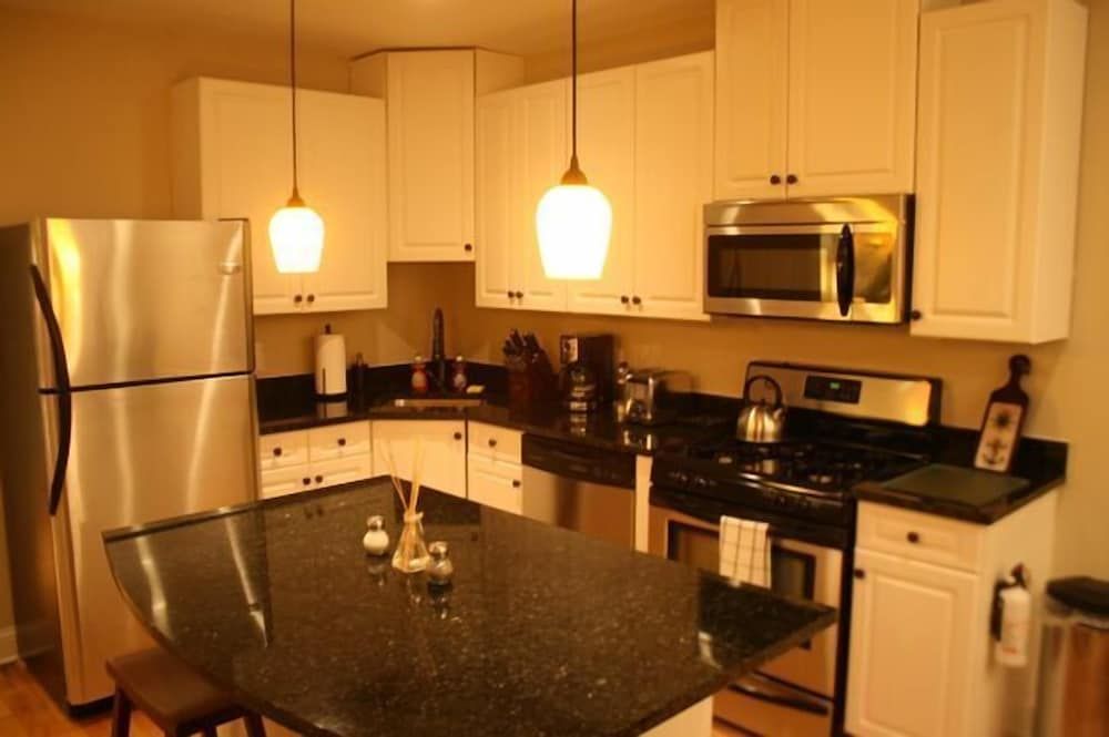 Roscoe Village Guesthouse Standard Apartment, Private Bathroom (Hamlin Park #1) 2