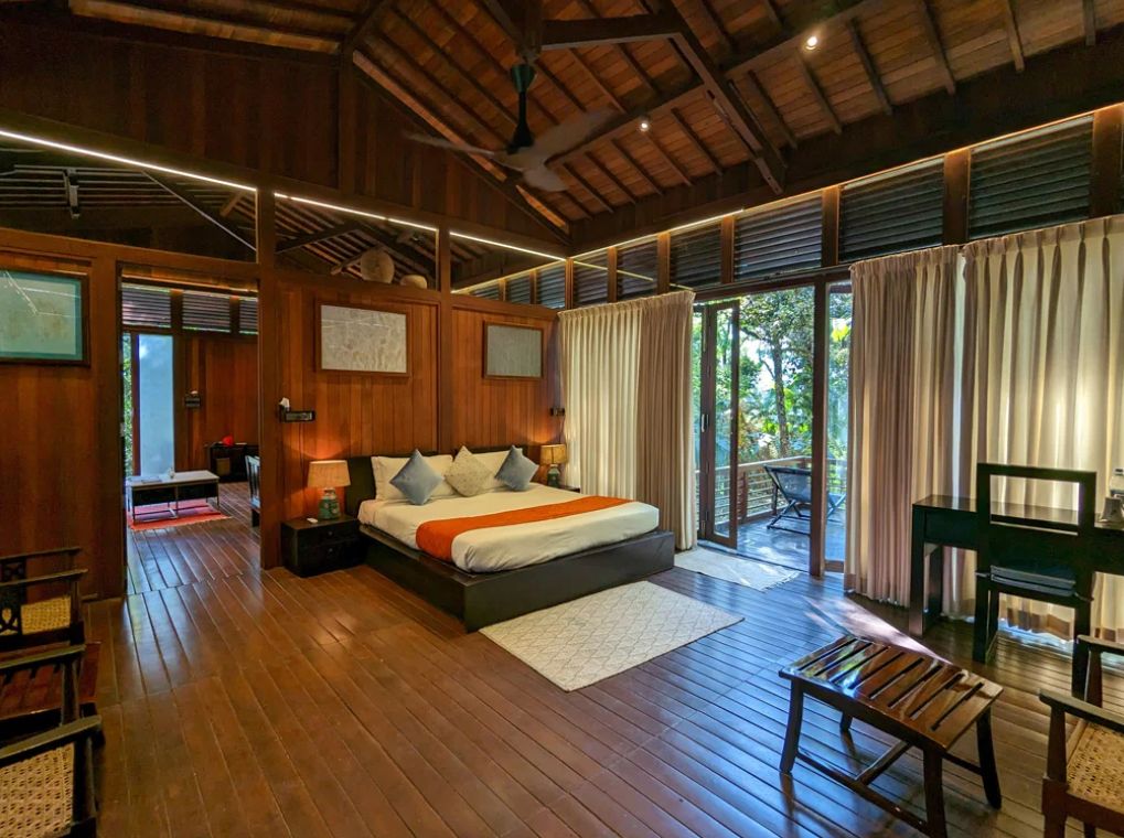 Queens Villa with Balcony