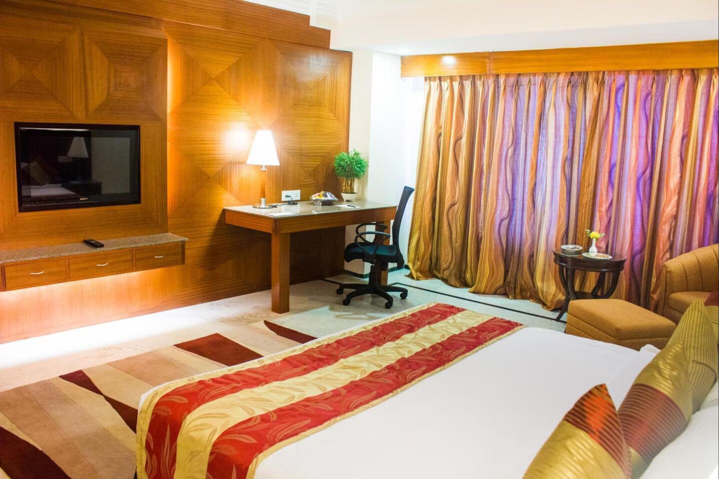 Queens Villa with Balcony