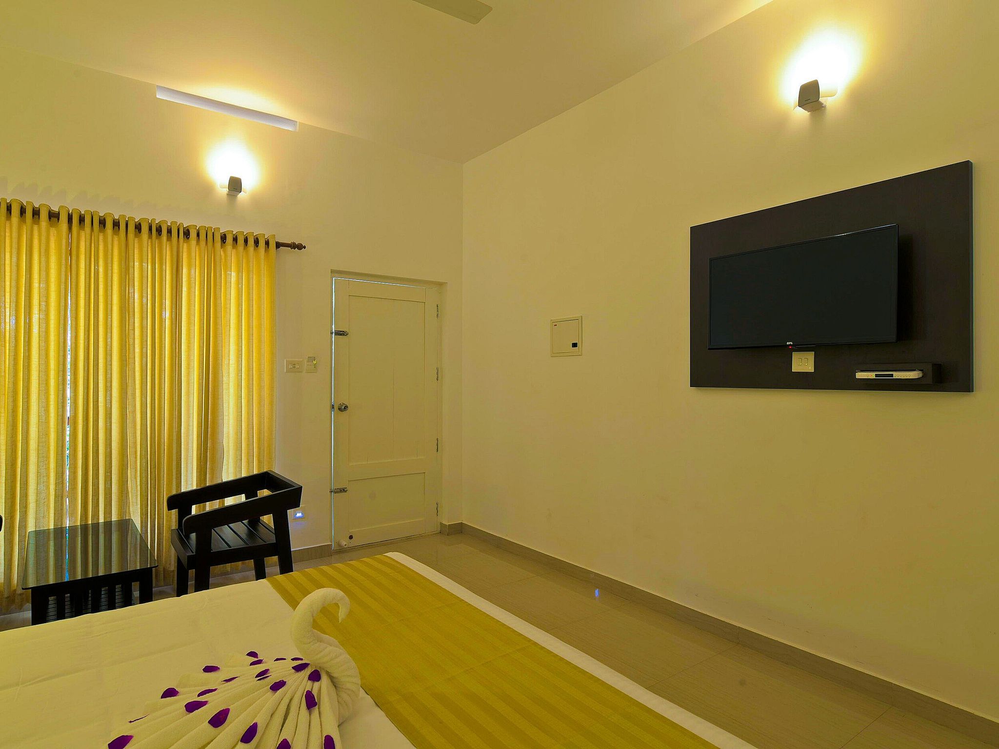 Lake N Hills Cinnamon Room 9