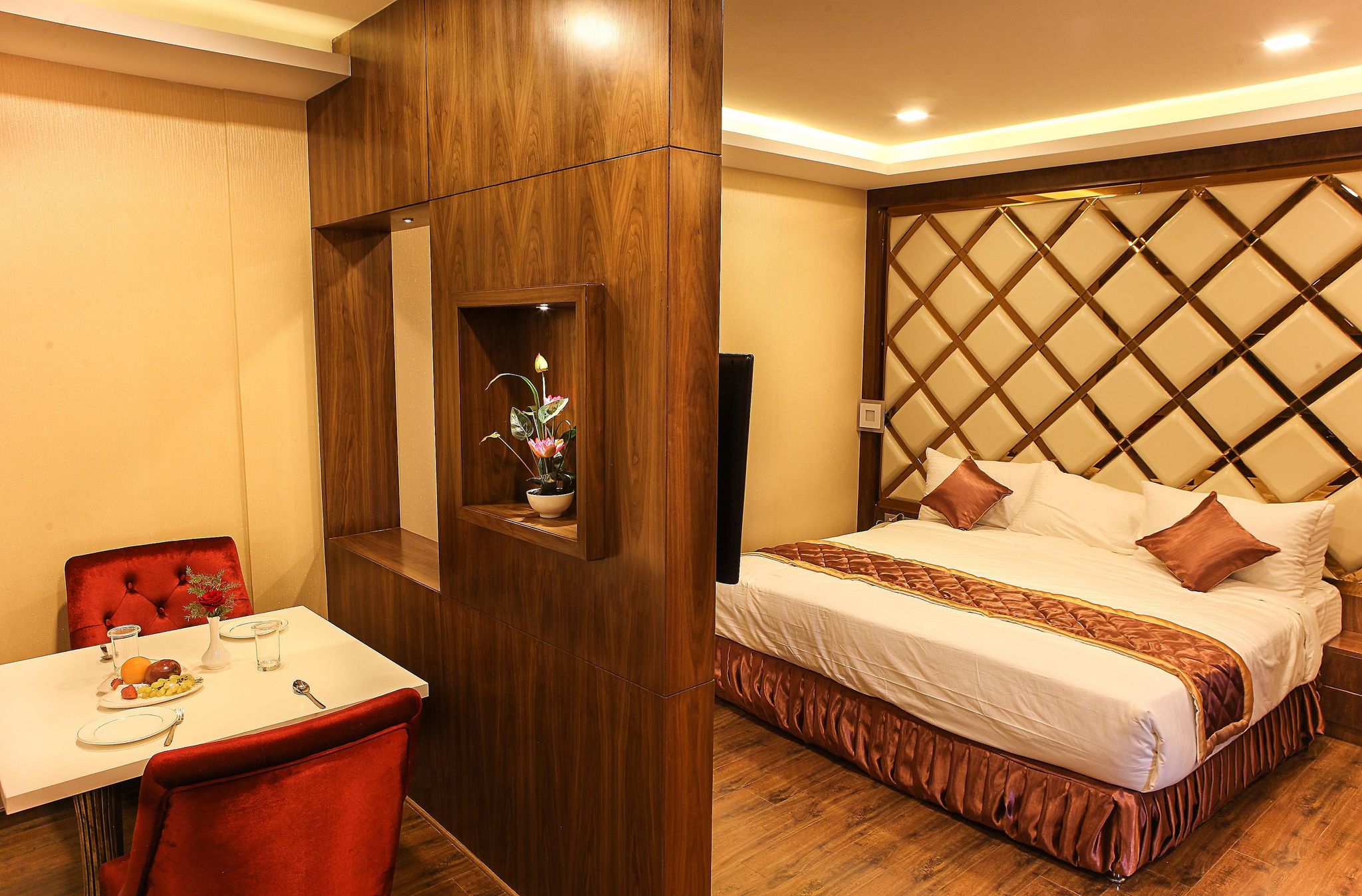 DELUXE ROOM