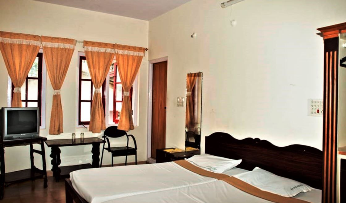 Hotel Green Haven Double Classic Non AC Room 5