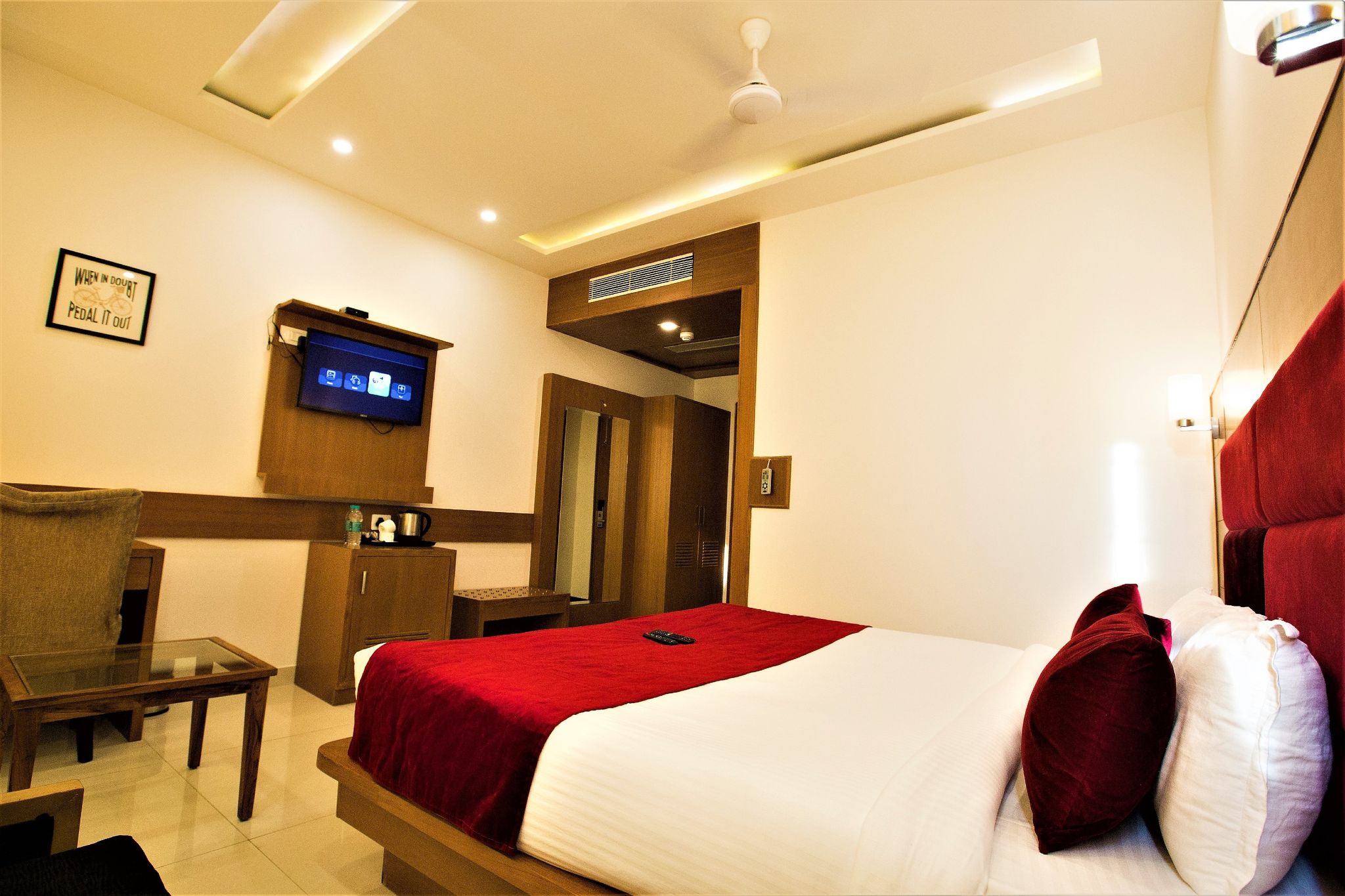 Hotel Coral Star Coral Silver Room with Work Desk 5