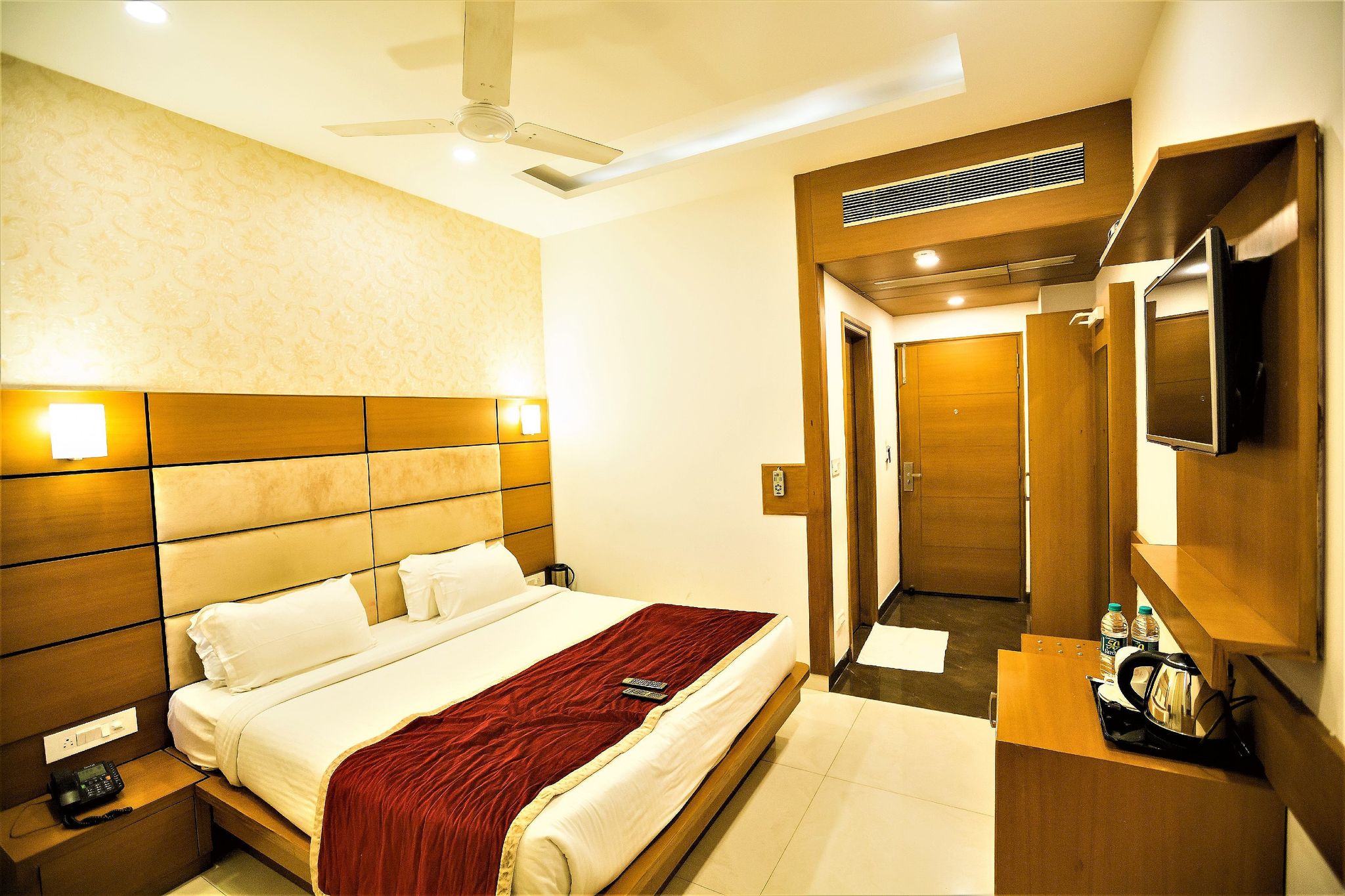 Hotel Coral Star Coral Silver Room with Work Desk 6