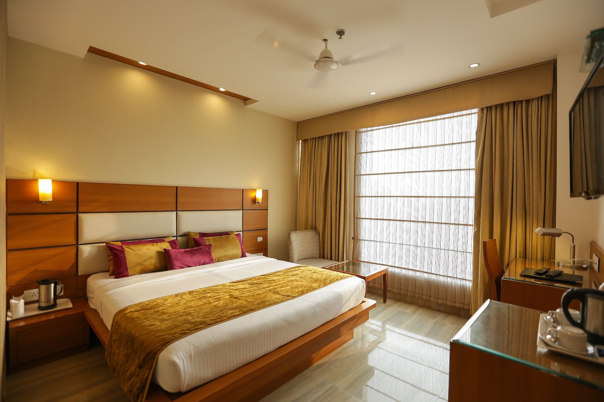 Hotel Coral Star Coral Silver Room with Work Desk 3