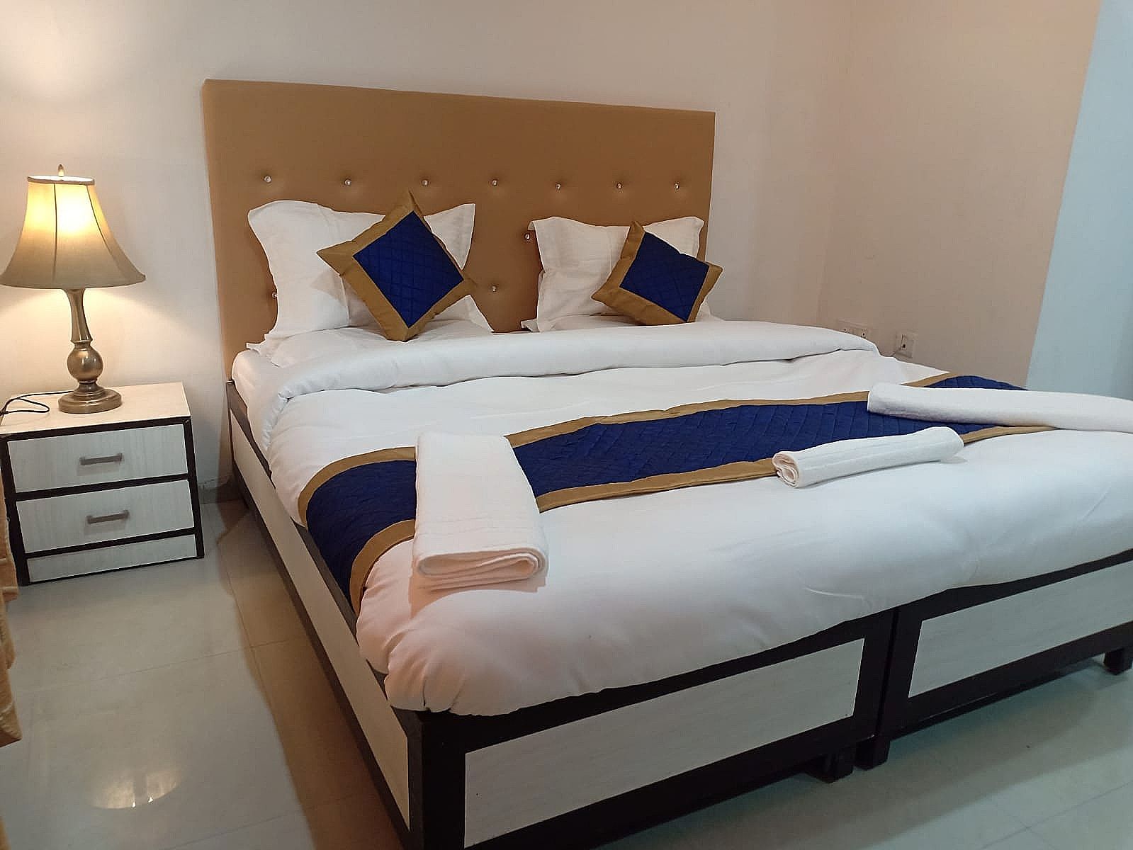 Hotel Shyam Palace Deluxe AC 4