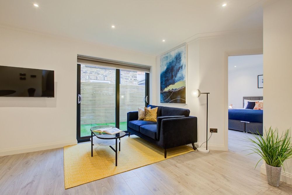 undefined Charming 2-bed Apartment in London 10