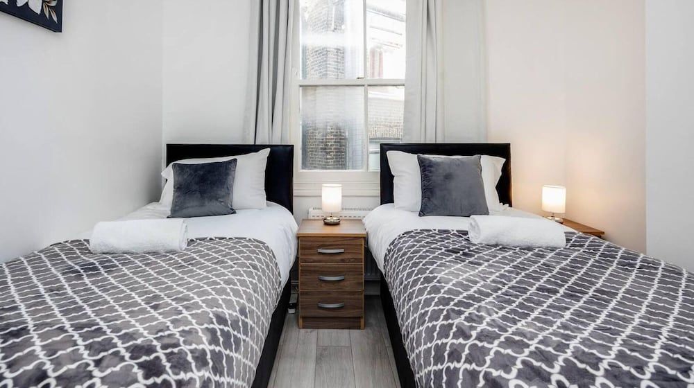 undefined Stunning 1-bed Apartment in London Lewisham 2