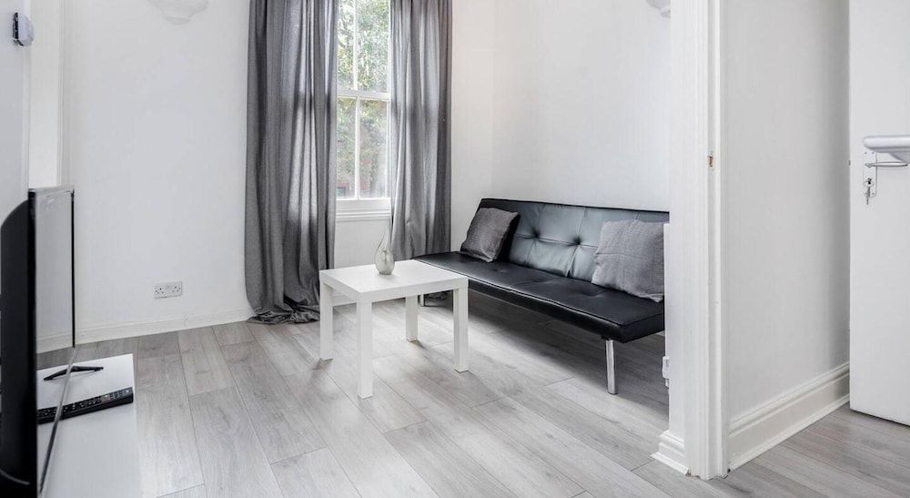 undefined Stunning 1-bed Apartment in London Lewisham 9