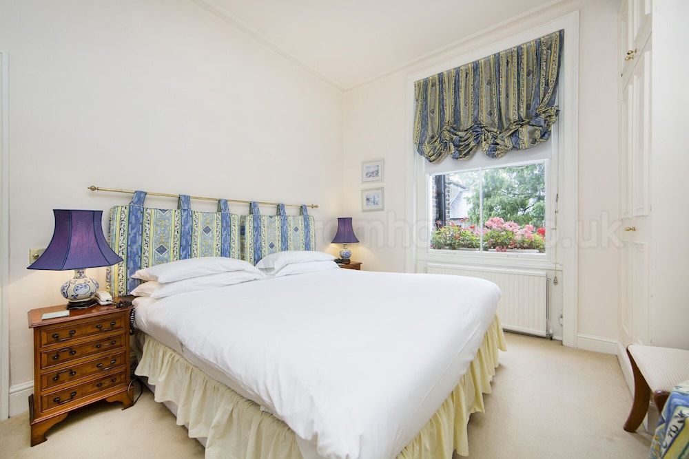 undefined Brunswick Gardens - Cosy Apartment in a Cherry Tree Lined Street- Notting Hill