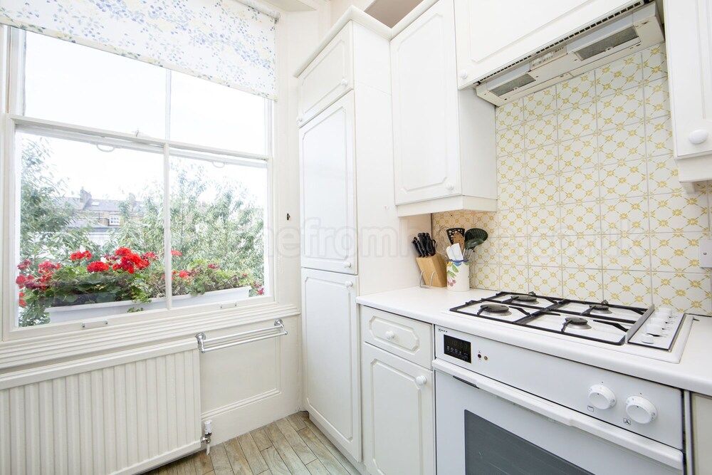undefined Brunswick Gardens - Cosy Apartment in a Cherry Tree Lined Street- Notting Hill 5