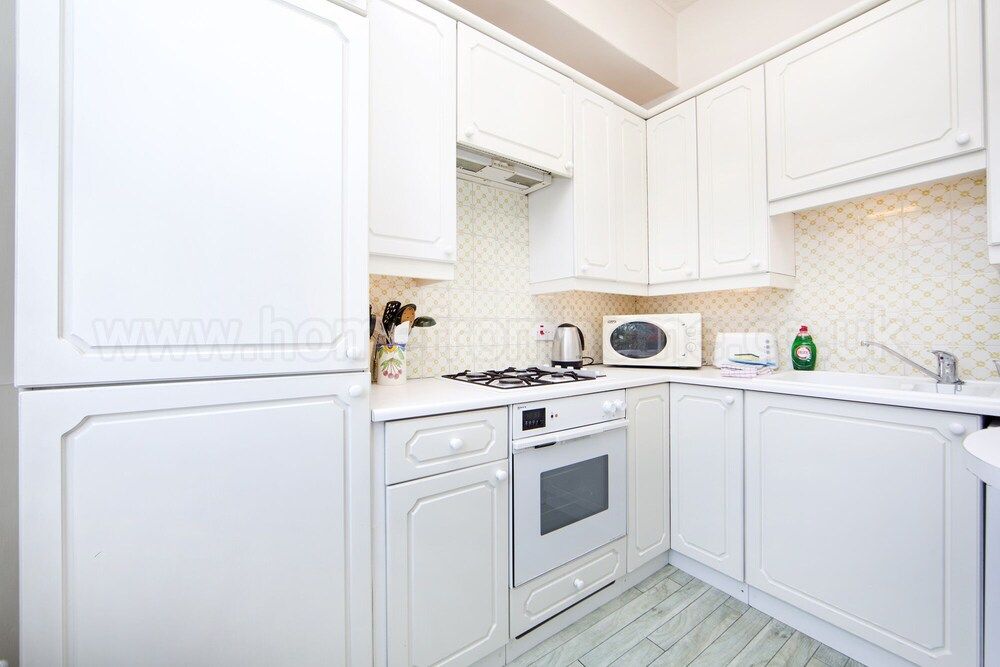 undefined Brunswick Gardens - Cosy Apartment in a Cherry Tree Lined Street- Notting Hill 6