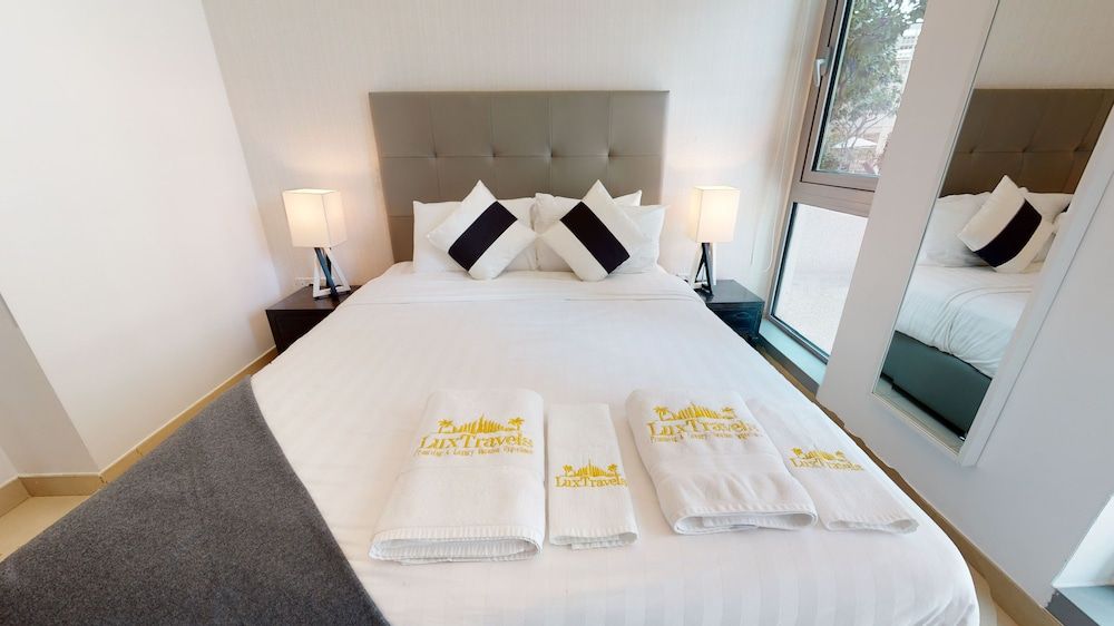 Lux BnB 3BDR Burj Khalifa & Pool Views Premier Apartment 4