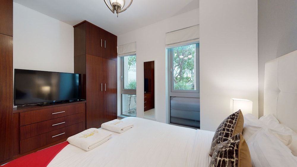 Lux BnB 3BDR Burj Khalifa & Pool Views Premier Apartment 11