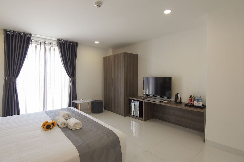 Grand Room, 1 King Bed, Balcony, City View