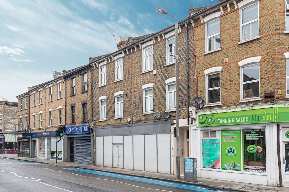 undefined JOIVY Stylish 2-bed Flat w/ Terrace Near Battersea Park 3