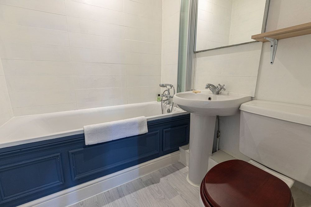 JOIVY Stylish 2-bed Flat w/ Terrace Near Battersea Park Apartment (2 Bedrooms) 21