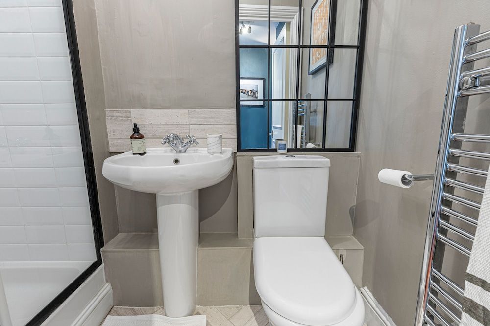 JOIVY Stylish 2-bed Flat w/ Terrace Near Battersea Park Apartment (2 Bedrooms) 20