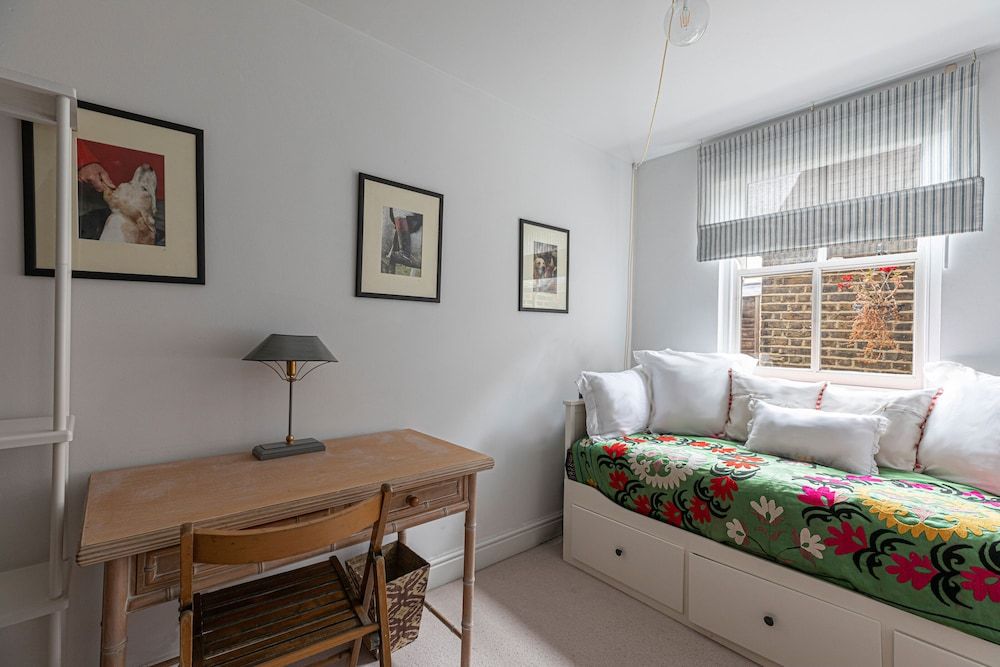 undefined JOIVY Stylish 2-bed Flat w/ Terrace Near Battersea Park 4