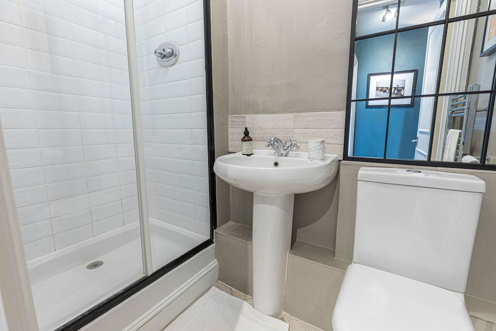 undefined JOIVY Stylish 2-bed Flat w/ Terrace Near Battersea Park 7