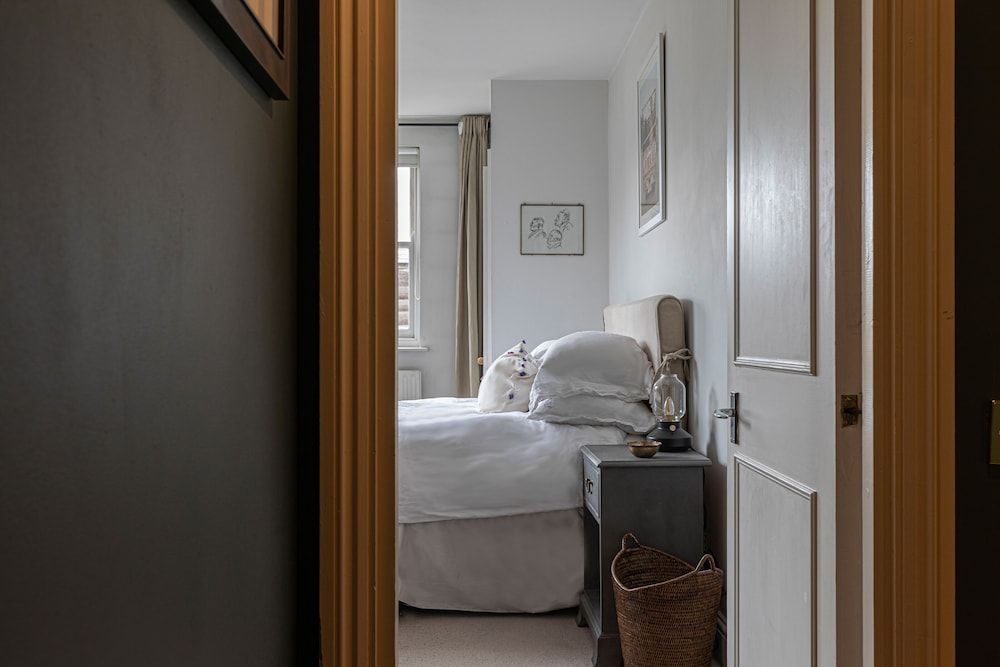 undefined JOIVY Stylish 2-bed Flat w/ Terrace Near Battersea Park 5