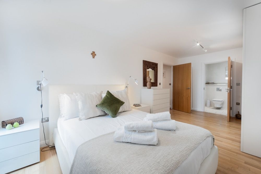 undefined Two Bedroom Flat With Balcony in Central Wimbledon by Underthedoormat 6