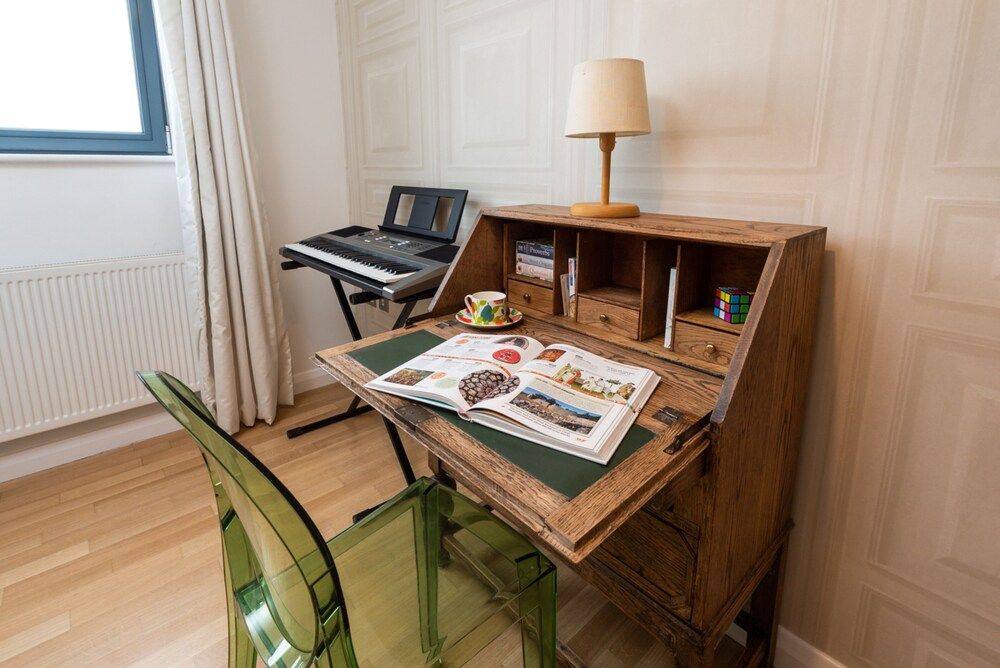 undefined Two Bedroom Flat With Balcony in Central Wimbledon by Underthedoormat 9