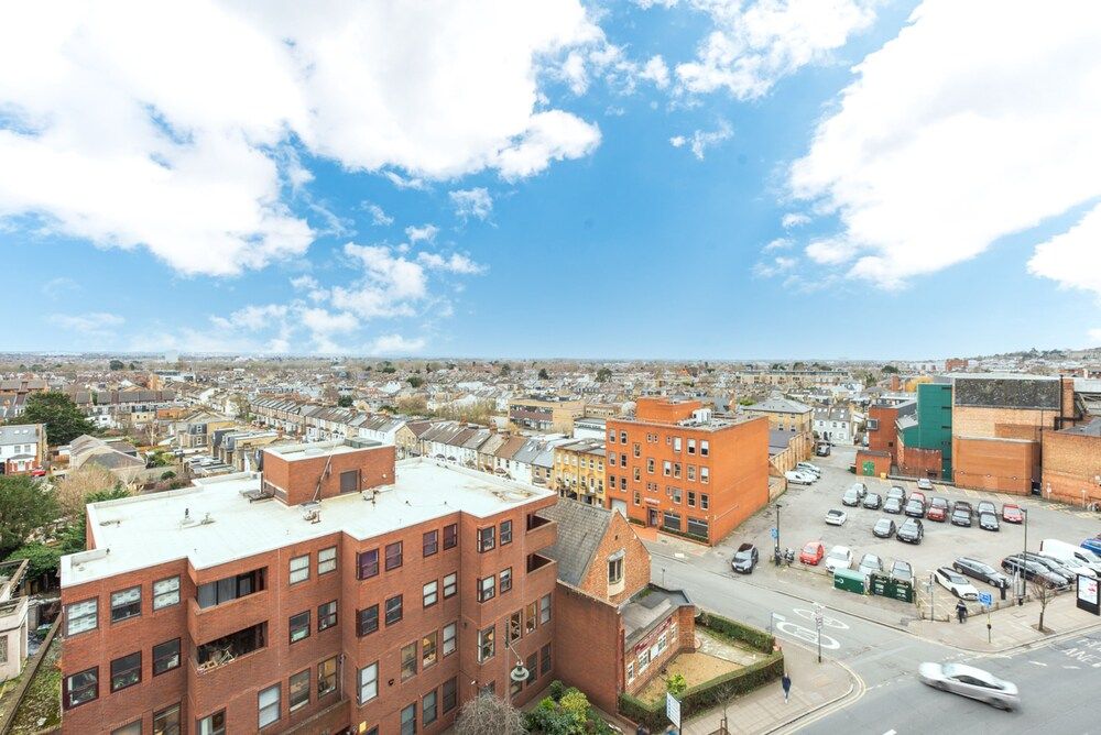 undefined Two Bedroom Flat With Balcony in Central Wimbledon by Underthedoormat