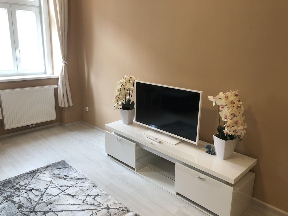 Apartment Apartment (Gross) 8