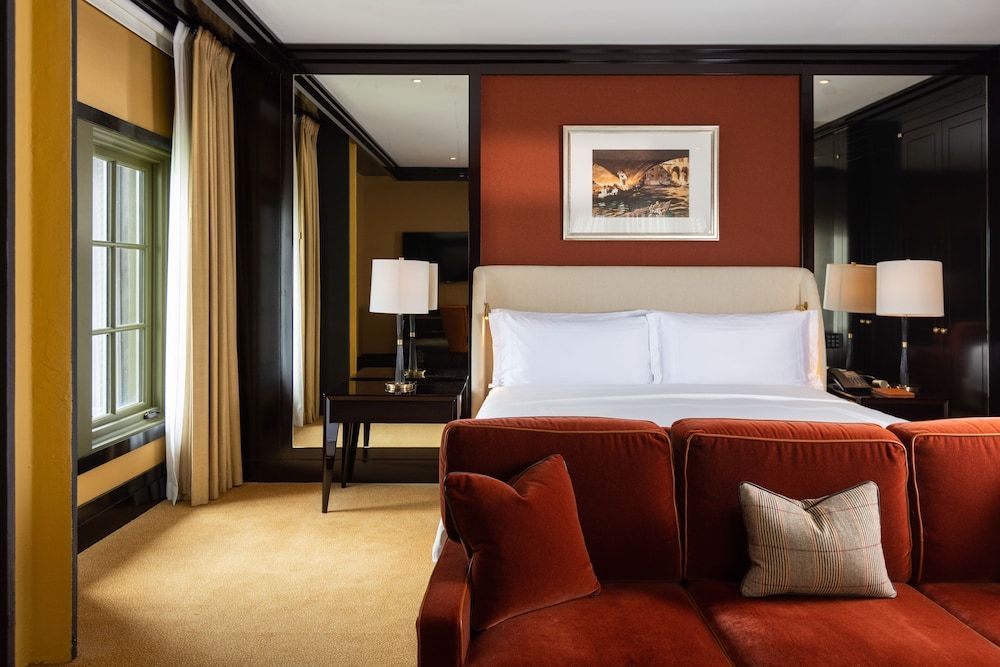 Junior Suite, River View, Corner (City View)