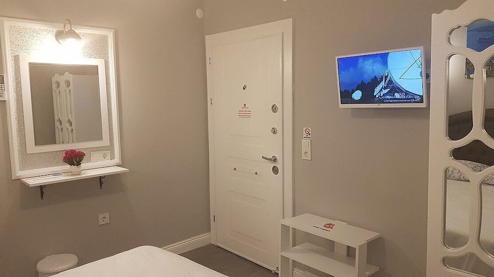 Little Palace Blue Standard Room 4