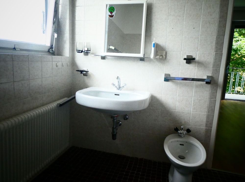 Prime Rooms Vienna - Hostel Deluxe Double Room, Hill View 8