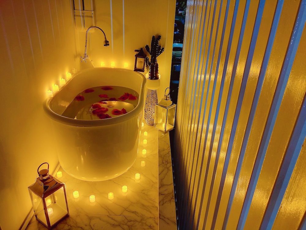 Bangkok Pearl Ekkamai Luxury Room, Bathtub 9