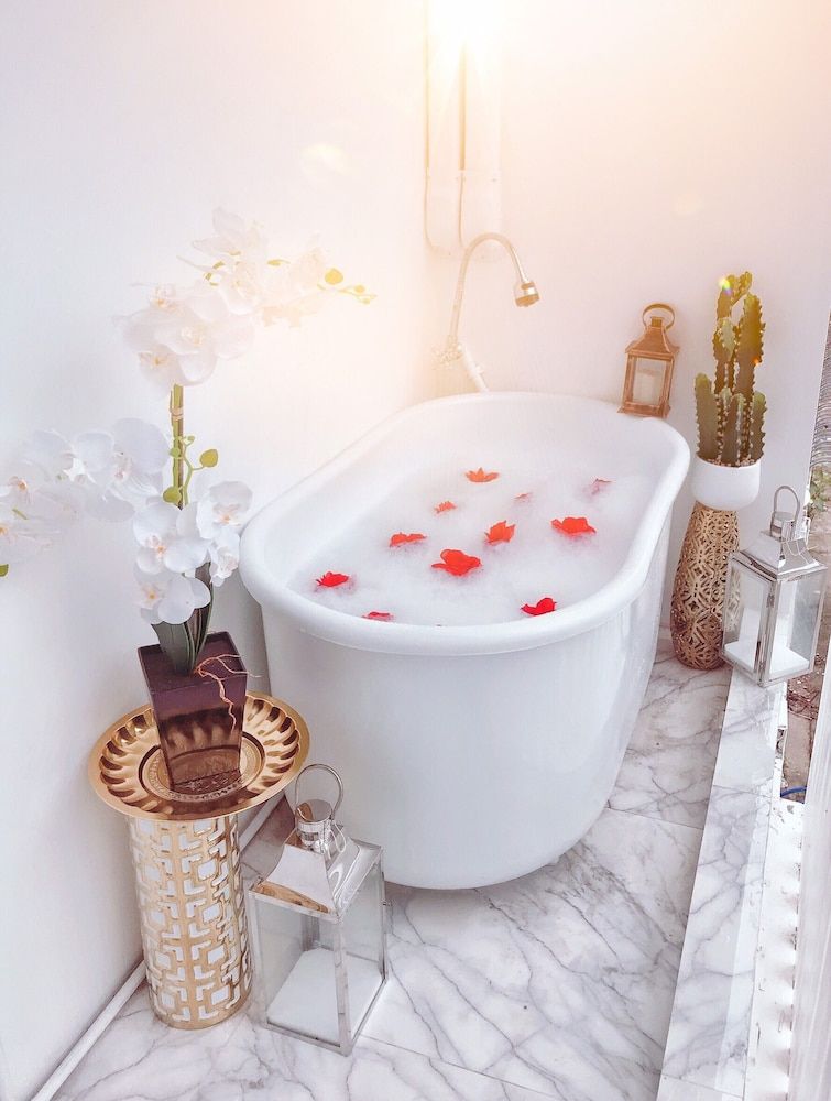 Bangkok Pearl Ekkamai Luxury Room, Bathtub 10