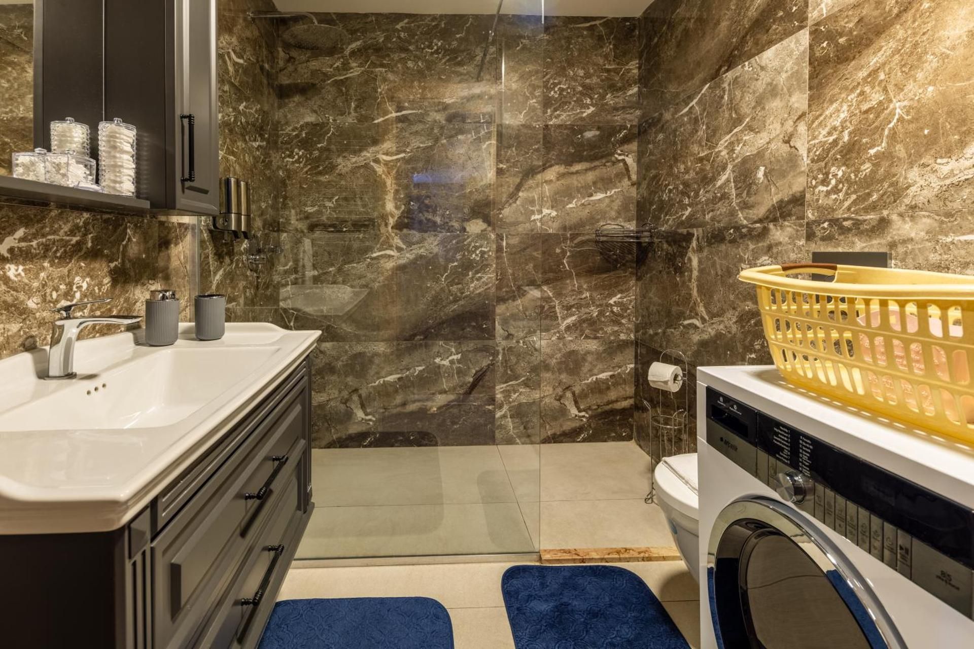 Room with Three Bedrooms and Garden