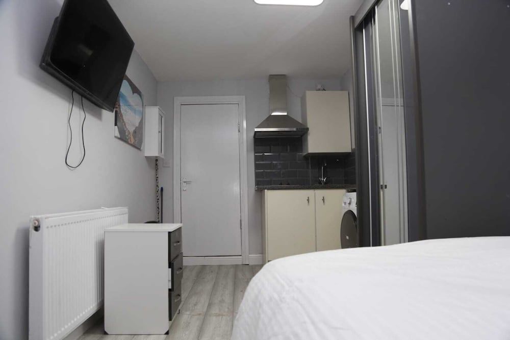 Budget 4-bed House in Woolwich House 14