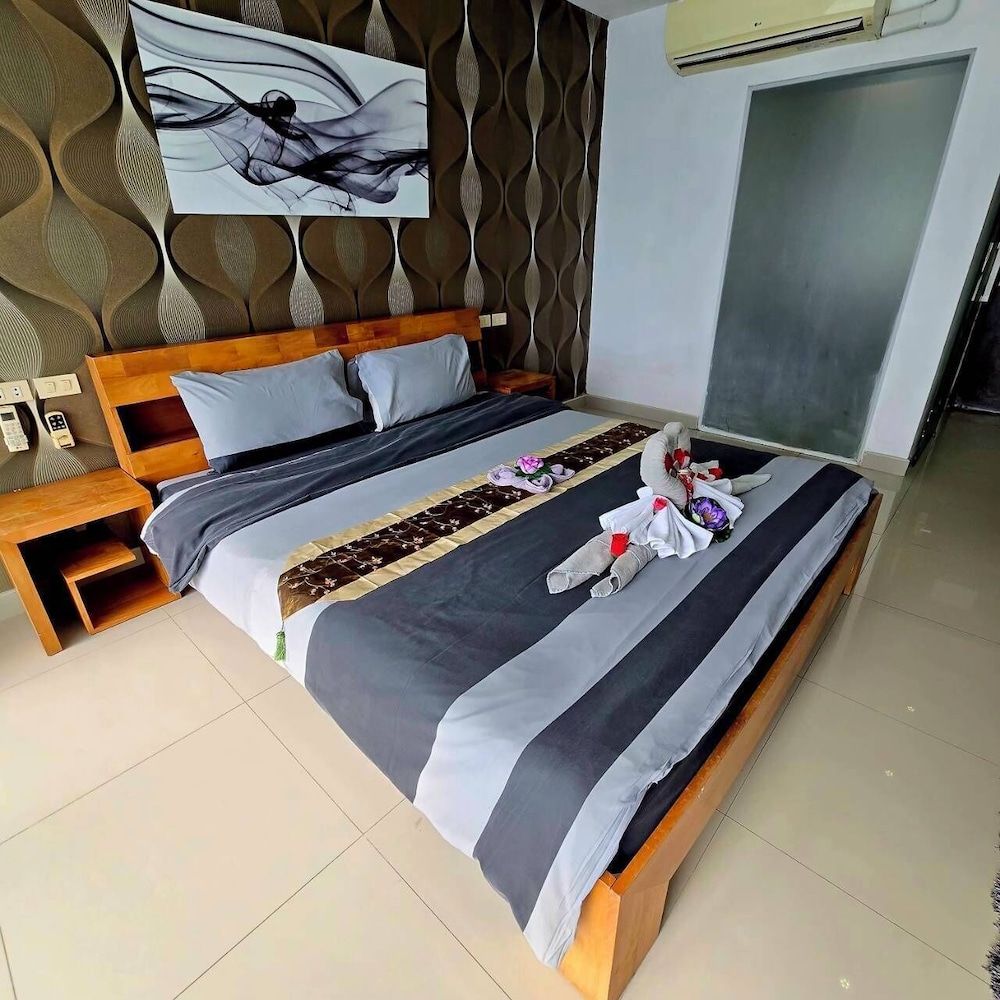 Classic Room, 1 King Bed, Pool View