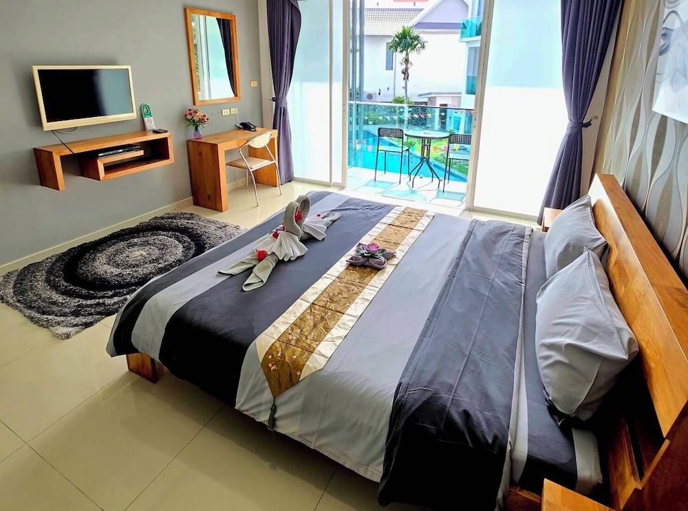 Classic Room, 1 King Bed, Pool View