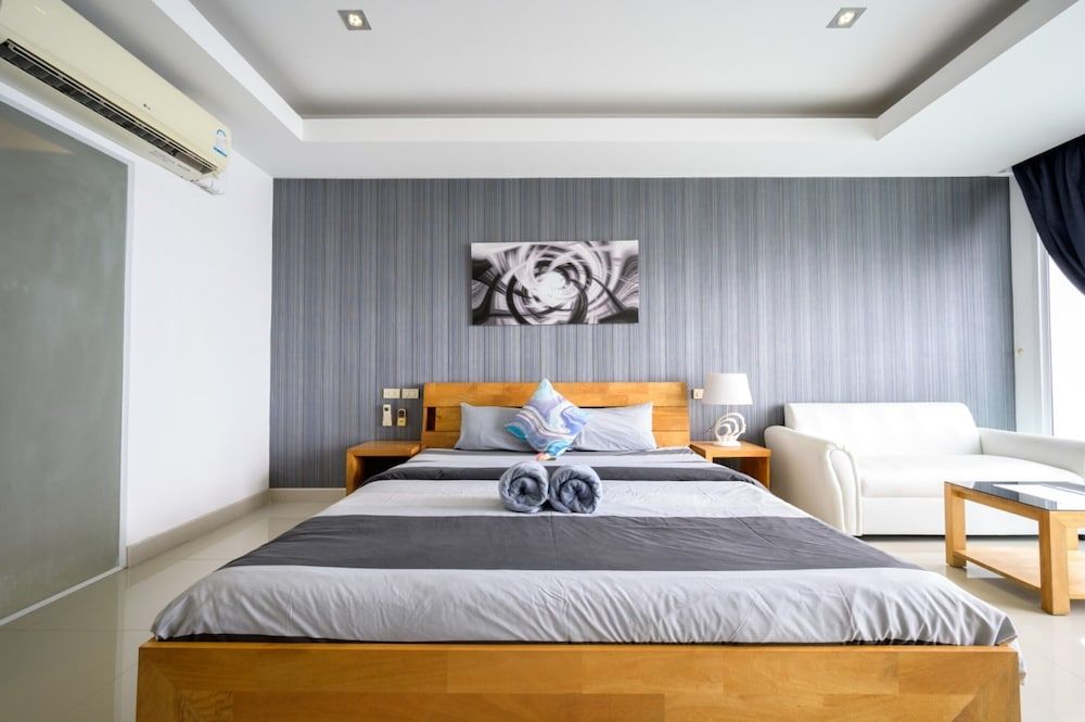 Premium Room, 1 King Bed, Pool View