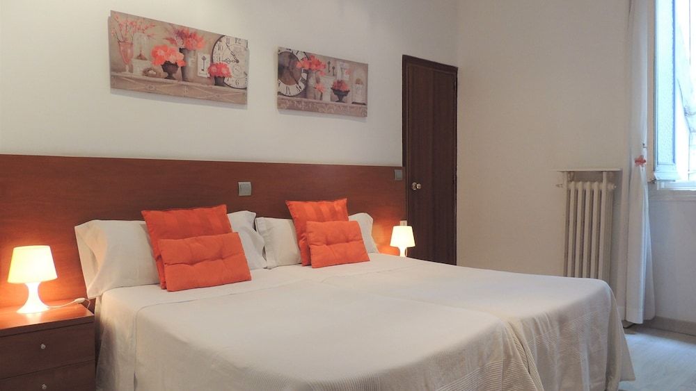 Hostal Cervantes Standard Twin Room 3