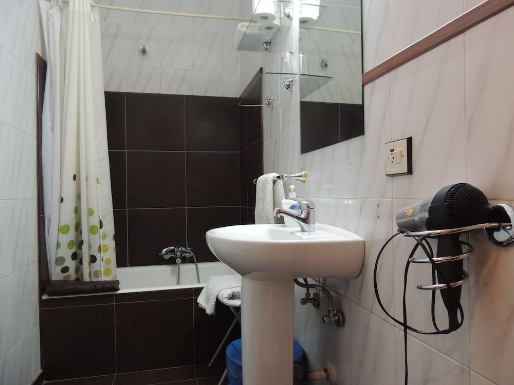 Hostal Cervantes Standard Twin Room 4