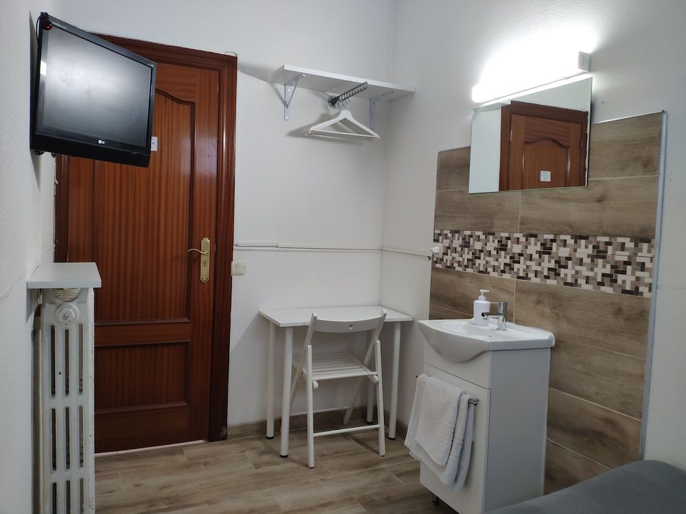 Hostal Cervantes Basic Single Room, Shared Bathroom 2
