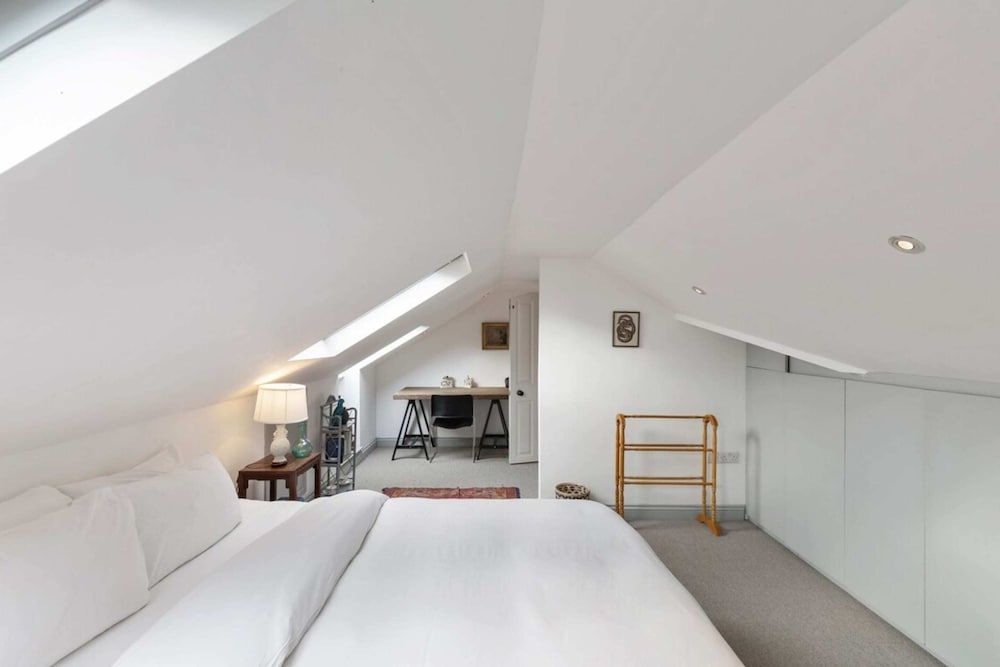 Lovely 4 Bedroom House near Portobello House (4 Bedrooms) 9