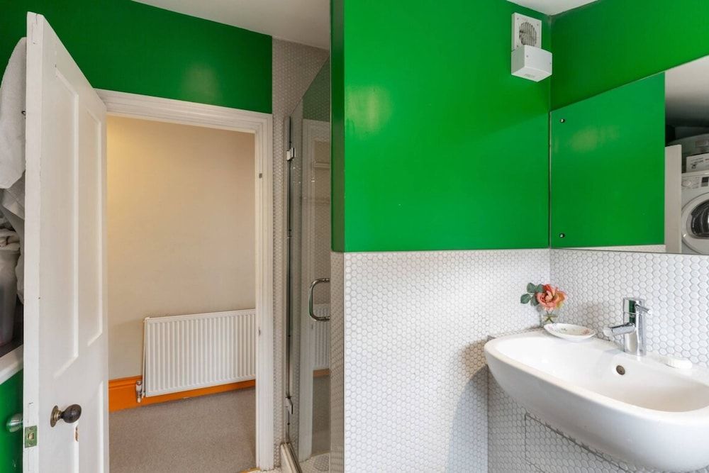 Lovely 4 Bedroom House near Portobello House (4 Bedrooms) 15